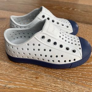 Native Shoes Jefferson. Mist Gray / Ragatta Blue